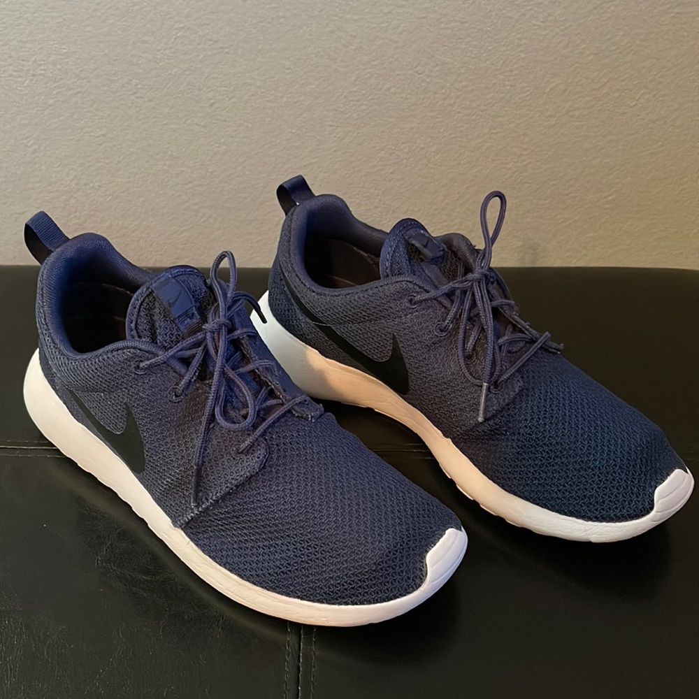 Size 9 Men’s Nike Roshe Run Navy Black White